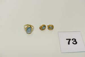 1 bague (TD53) et 2 boucles. Le tout en or 750/1000 et ornées d'une grosse pierre bleue ciel. PB 6g