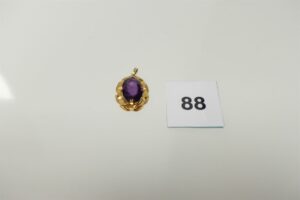 1 pendentif monture ouvragée en or 750/1000 rehaussée d'une pierre violette. PB 10g