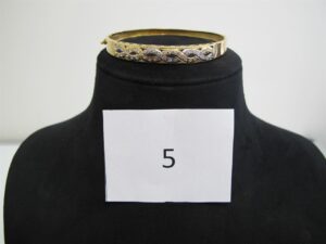 1 Bracelet en or 18k(750/1000)ouvrant à décor de pierres blanches(D6cm).PB6,91g.