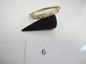 1 Bracelet en or 18k(750/1000)ouvrant à décor de pierres blanches(D6cm).PB 7,26g.