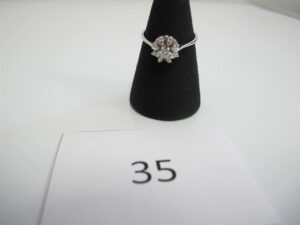 1 Bague en or gris 18k(750/1000) à décorfloral rehaussé de petits diamants(TD59).PB 2,78g.
