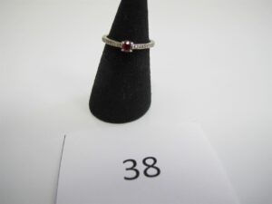 1 Bague en or 18k(750/1000)modèle solitaire rehaussée d'une petite pierre rouge et entourage petits diamants(TD54).PB 2,25g
