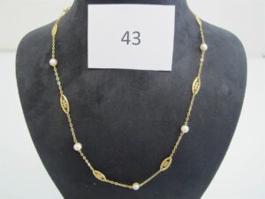 1 Collier filigranée orné de perles blanches en or 18k(750/1000)(L46cm). PB 5,87g.
