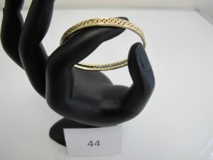 1 Bracelet en or 18k(750/1000)ouvrant ouvragé(D5cm).PB 5,89g.