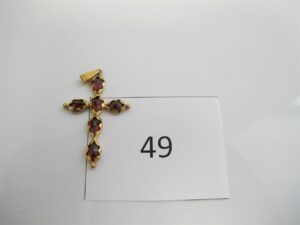 1 Croix en or 18k(750/1000)pavée de pierres bordeau(H 5cm).PB 4,32g.