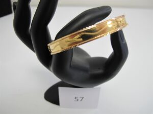 1 Bracelet rigide ouvragé en or 18k(750/1000)(D6,5cm).PB 10,5g.