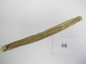 1 Bracelet en or 18k(750/1000)maille plate composé de 9 brins avec les intiales"NJ" gravées sur le fermoir (L21,5cm).PB 45,88g.