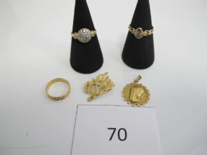 1 Bague modèle ancien en or 18k(750/1000)rehaussée de deux perles et de deux petits diamants taillés en rose ouvragée(TD55),1 médaille en or 18k(750/1000)de la vierge gravée"TY",1 alliance ciselée en or 18k(750/1000)(TD50),1 broche en or18k(750/1000)représentant les initiales"VE",1 bague en or 18k(750/1000)pavée de pierres blanches(TD56).PBT 12,37g