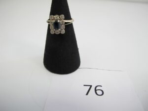 1 Bague en or gris 18k(750/1000)pavée de petits diamants et rehaussée d'une pierre bleue(TD50).PB 2,66g.