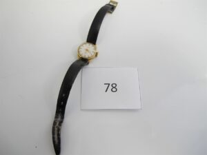 1 Montre de dame Suisse de marque "Meridia" HS avec cuve en or 18k(750/1000)et bracelet de cuir noir très usagé. PBT or /acier et cuir = 13,20g.