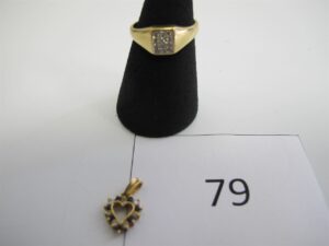 1 Bague en or 18k(750/1000) pavée de petits diamants(TD56),1 pendentif coeur en or 18k(750/1000)pavé de pierres bleues et blanches.PB 3,97g.