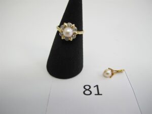 1 Bague en or 18k(750/1000)motif floral rehaussé d'une perle blanche entourée depetits diamants(TD53),1 pendentif en or 18k(750/1000)rehaussé d'une perle blanche et d'un petit diamant.PB 3,40g.