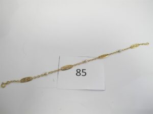 1 Bracelet en or 18k(750/1000)filigrané alterné de petites perles blanches(L19 cm).PB 3,22g.