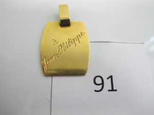 1 Plaque en or 18k(750/1000)gravée "A Jean Philippe"avec photo.PB 12,50g.