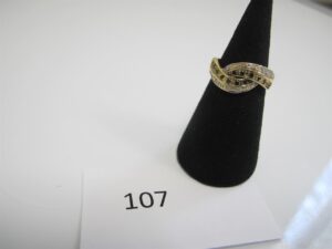 1 Bague en or 18k(750/1000)pavée de pierres blanches et noires(TD52).PB 2,88g.