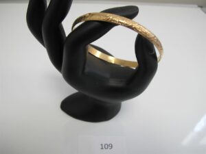 1 Bracelet rigide ouvragé en or 18k(750/1000)(D7cm).PB 8,77g.