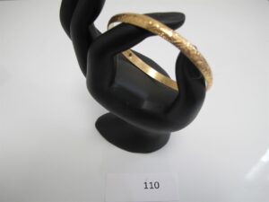 1 Bracelet rigide ouvragé(D7cm)en or 18k(750/1000).PB 9,39g.