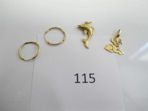 1 Pendentif en or 18k(750/1000)à décor d'un chien,1 pendentif en or 18k(750/1000)à décor d'un dauphin,2 créoles en or 18k(750/1000).PB 2,07g.