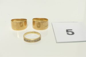 2 bagues esclaves gravées en or 750/1000 (Td55) et 1 alliance en or 750/1000 ornée de 7 petits diamants (Td50). PB 7,9g