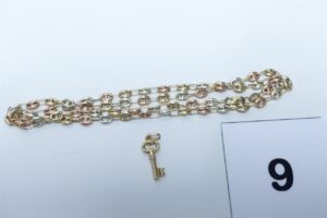 1 collier tricolore maille grain de café (L46cm) et 1 petit pendentif clef. Le tout en or 375/1000 9K. PB 6g