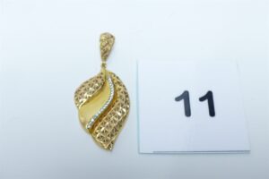 1 pendentif en or 875/1000 21K à décor floral et orné de petites pierers. PB 5,9g