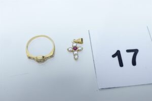 1 bague (Td53) et 1 croix. Le tout en or 750/1000 18K et orné de pierres. PB 2,4g