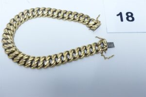 1 bracelet maille américaine en or 750/1000 18K avec chaînette de sécurité (L23cm). PB 23,3g