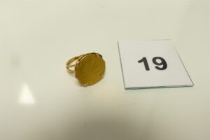 1 bague en or 750/1000 18k sertie griffes 1 pièce de 10Frs en or 900/1000 (Td54). PB 6,9g