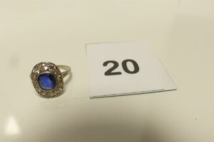 1 bague en platine 850/1000 ornée d'une pierre bleue entourage de diamants (Td53). PB 4,7g