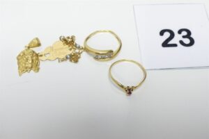 2 bagues (1 ornée de 3 petites pierres Td51)(1 ornée d'une petite pierre rouge Td53) 1 pendentif tête du Christ et 1 bracelet détérioré orné de 2 petites perles. Le tout en or 750/1000 18K. PB 5,6g