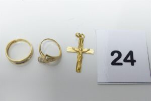 2 bagues (1 bicolore à décor floral orné d'un petit diamant Td49)(1 bicolore Td57)et 1 Christ sur croix. Le tout en or 750/1000 18K. PB 5,8g