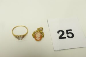 1 pendentif serti d'un camée et 1 bague ornée de pierres (Td50). Le tout en or 750/1000 18K. PB 2,3g