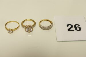 3 bagues en or 750/1000 (1 ornée d'un pavage de pierres 1 chaton vide Td47)(1 à décor floral ornée de nombreuses pierres Td47)(1 réhaussée d'une grosse pierre Td51). PB 6,3g