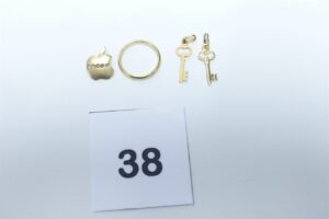 3 pendentifs (2 clefs et 1 à décor d'une pomme chatons vides) et 1 alliance (Td52). PB 7g