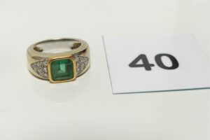 1 bague en or 750/1000 18K ornée d'une pierre verte épaulée de petits diamants (Td53). PB 12,2g