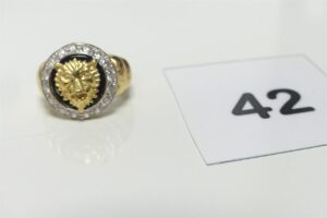 1 bague en or 750/1000 18K à décor d'une tête de lion entourage petites pierres (Td55), style Versace PB 8,3g