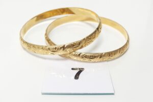 2 Bracelets rigides ouvragés en or 750/1000 18k (diamètre 6cm). PB 26,5g