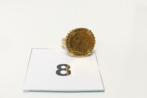 1 Bague en or 750/1000 18k, serti-griffes une pièce de 10frs NapIII en or 900/1000 (td57). PB 8,1g