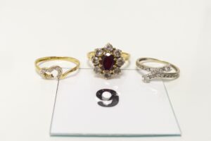 3 Bagues en or 750/1000 18k (1 ornée de nombreuses pierres td55)(1 ornée de petites pierres blanches td53)(1 détériorée ornée de 2 petits diamants td53). Le tout PB 7,5g