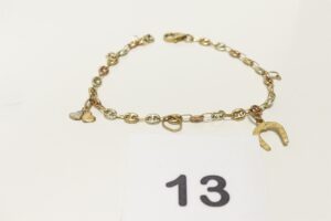 1 Bracelet maille grain de café tricolore en or 375/1000 9k (L20cm), orné de 2 breloques (manque 3 breloques). PB 3,6g