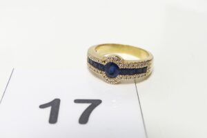 1 Bague en or 750/1000 18k, ornée de pierres bleues et petits diamants (manque 1 diamant)(Td60). PB 7,5g .