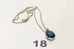 1 Chaîne maille serpentine (L57cm) PB 6,4g et 1 pendentif centré d'une grosse pierre bleue PB 4,4g. Le tout en or 750/1000 18k total poids 10,8g