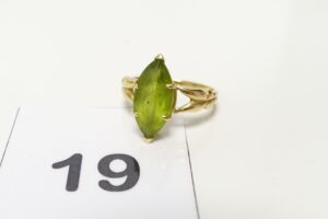 1 Bague en or 750/1000 18k, serti-griffes une grosse pierre verte ovale (Td64). PB 5g