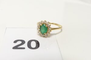 1 Bague en or 750/1000 18k, ornée d'une pierre verte entourage petits diamants (Td63). PB 3,6g