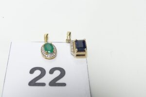 1 Pendentif en or 750/1000 orné d'une pierre verte entourage petits diamants PB 1,2g et 1 pendentif en or 585/1000 14k orné d'une pierre bleue entourage petits diamants PB 2,7g. Le tout pour un poids de 3,9g