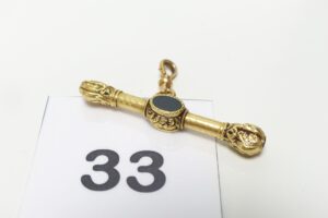1 Clé remontoir pour montre de poche en or 750/1000 18k, motif central orné d'une pierre (choc au bout, L5cm environ). PB 6,5g