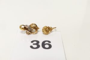 2 Boucles dépareillées : 1 en or 750/1000 18k et 1 or 750/1000 18k et platine. Le tout PB 2,5g