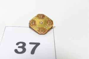1 Broche ancienne ornée d'une petite pe rle (détériorée). PB 1,3g