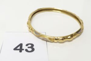1 Bracelet rigide ouvragé (quelques chocs) en or 750/1000 18k (diamètre 6cm). PB 9,8g