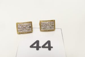 1 Paire de boucles en or 750/1000 18k, ornées d'un pavage de petites pierres (ressorts clips abimés à restaurer).PB 6,5g